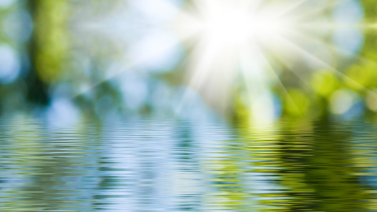 Wasserfläche mit Sonnenstrahlen