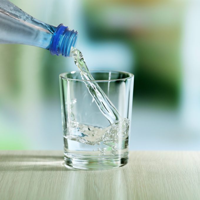 Glas mit Miteralwasser